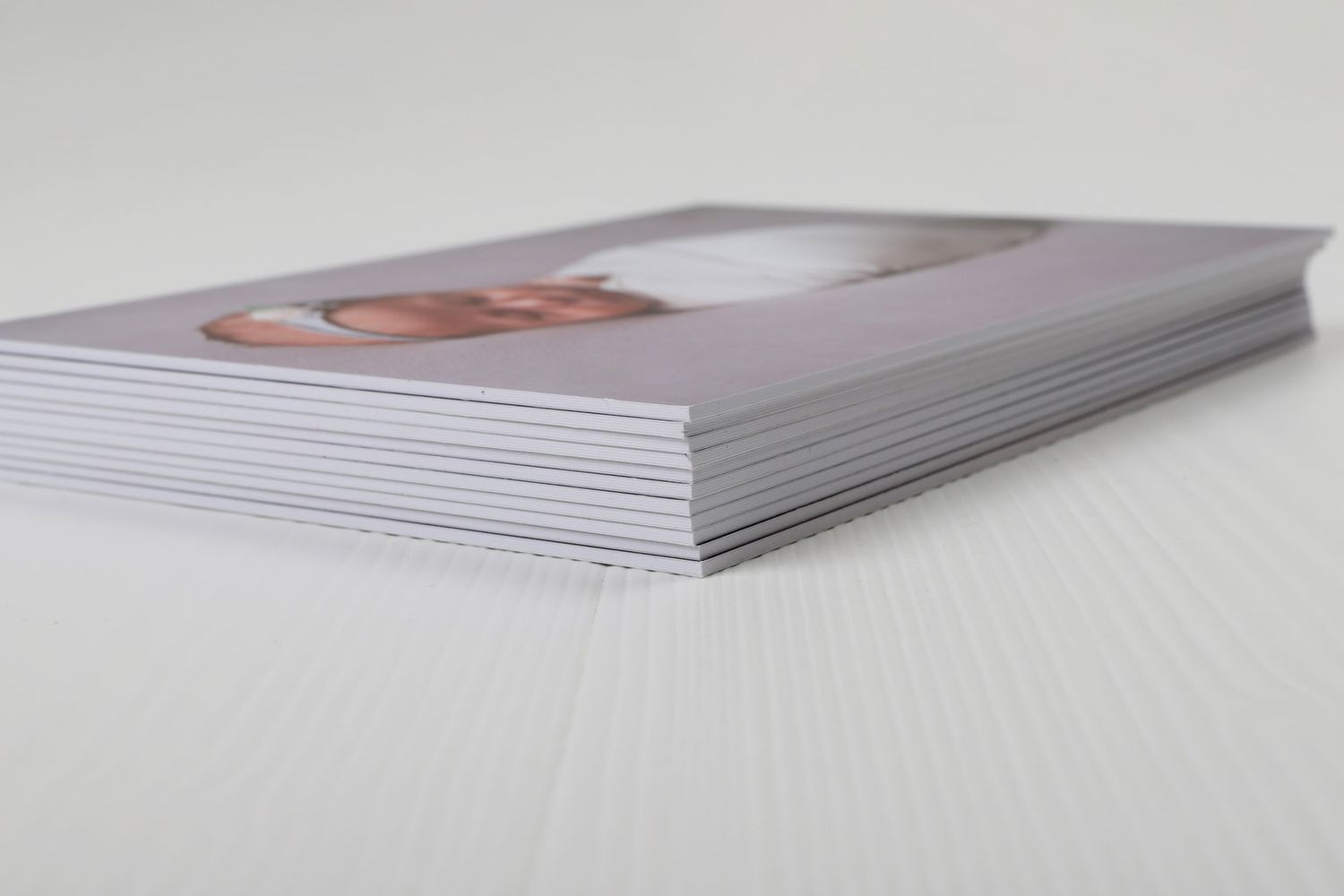Détail en gros plan des pages d'un album photo montrant la qualité d'impression professionnelle.