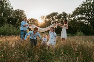 Melissa Stuer Photography Moederschapsfotograaf Moerbeke Oost-Vlaanderen lifestyle gezin  bij golden hour buiten zonsondergang natuur speels