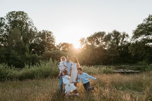 Melissa Stuer Photography Moederschapsfotograaf Moerbeke Oost-Vlaanderen lifestyle gezin  bij golden hour buiten zonsondergang natuur speels