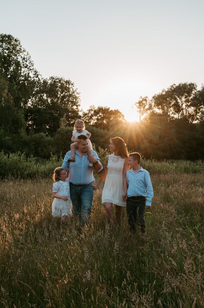 Melissa Stuer Photography Moederschapsfotograaf Moerbeke Oost-Vlaanderen lifestyle gezin  bij golden hour buiten zonsondergang natuur speels