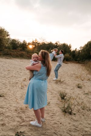 Melissa Stuer Photography Moederschapsfotograaf Moerbeke Oost-Vlaanderen lifestyle gezin  bij golden hour buiten zonsondergang natuur speels