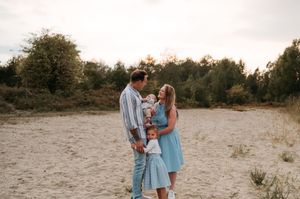 Melissa Stuer Photography Moederschapsfotograaf Moerbeke Oost-Vlaanderen lifestyle gezin  bij golden hour buiten zonsondergang natuur speels