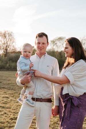 Melissa Stuer Photography Moederschapsfotograaf Moerbeke Oost-Vlaanderen lifestyle gezin  bij golden hour buiten zonsondergang natuur speels