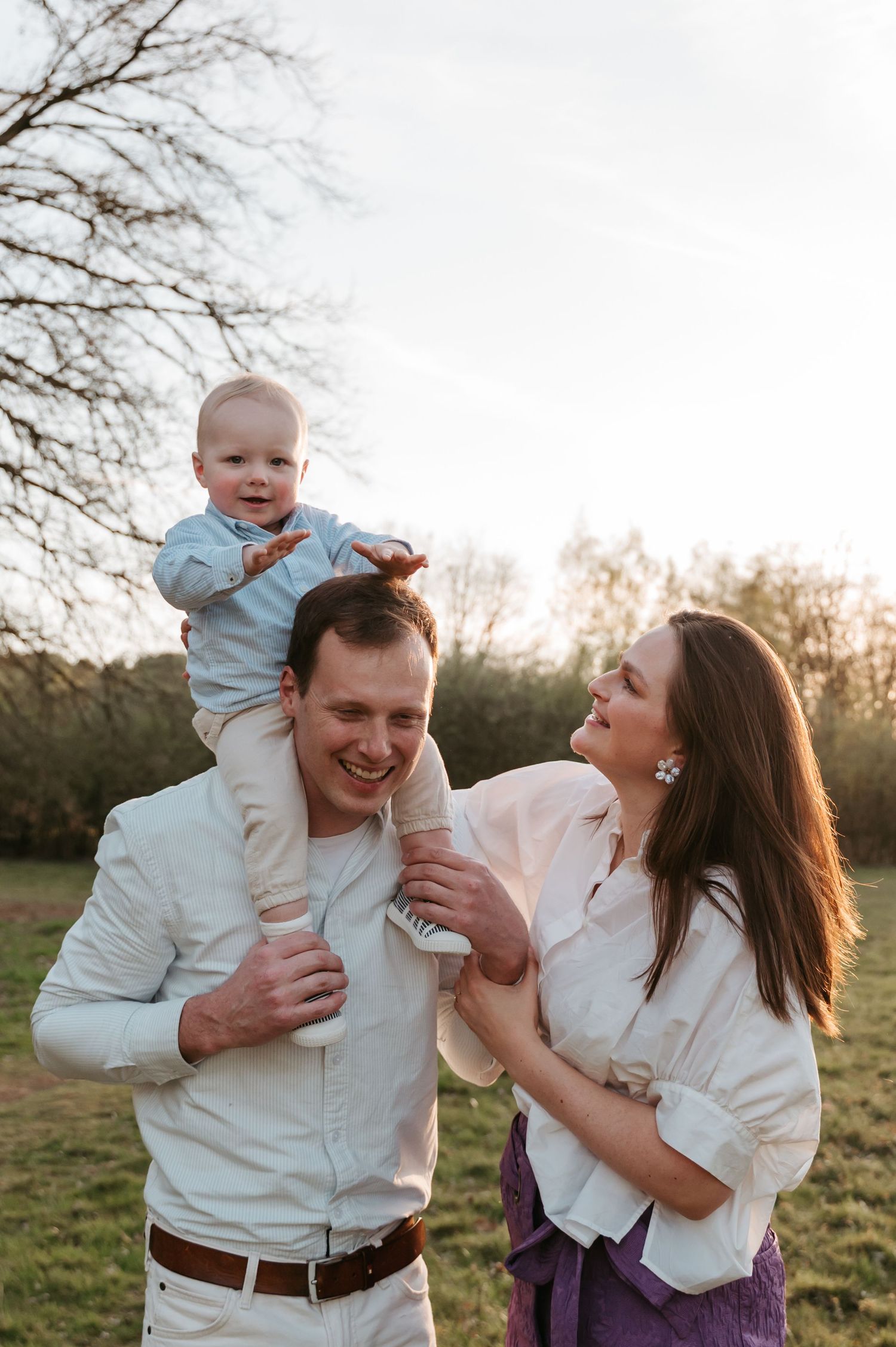Melissa Stuer Photography Moederschapsfotograaf Moerbeke Oost-Vlaanderen lifestyle gezin  bij golden hour buiten zonsondergang natuur speels