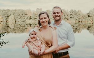 Melissa Stuer Photography Moederschapsfotograaf Moerbeke Oost-Vlaanderen gezin mama en papa met dochter  aan water strand meer