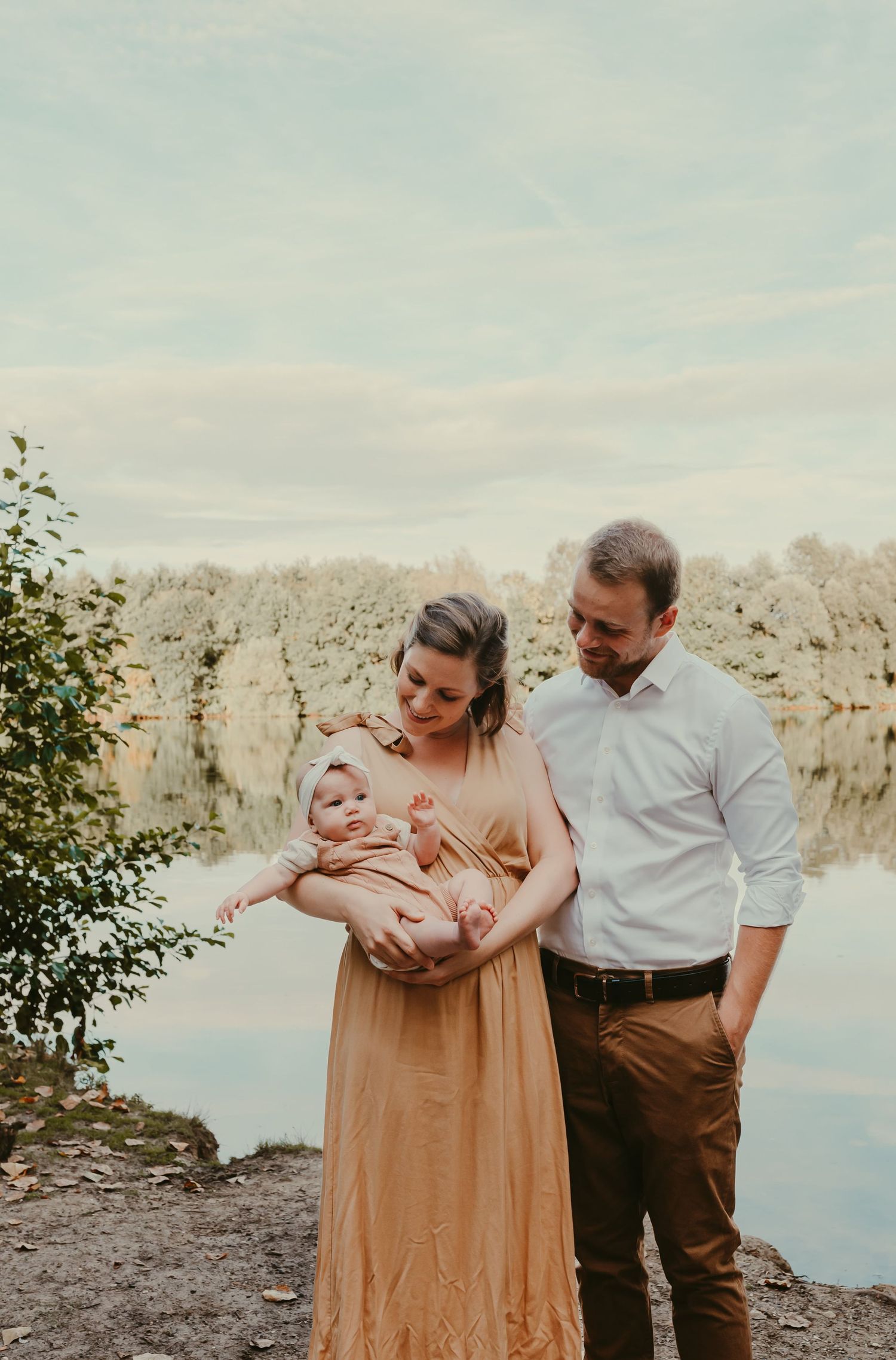 Melissa Stuer Photography Moederschapsfotograaf Moerbeke Oost-Vlaanderen gezin mama en papa met dochter  aan water strand meer