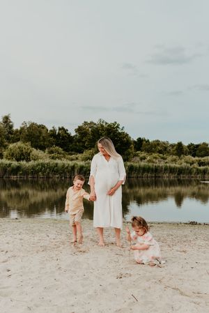Melissa Stuer Photography Moederschapsfotograaf Moerbeke Oost-Vlaanderen gezin zwangere mama met dochter en zoon aan water strand meer