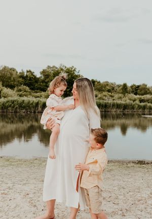 Melissa Stuer Photography Moederschapsfotograaf Moerbeke Oost-Vlaanderen gezin zwangere mama met dochter en zoon aan water strand meer