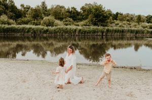 Melissa Stuer Photography Moederschapsfotograaf Moerbeke Oost-Vlaanderen gezin zwangere mama met dochter en zoon aan water strand meer