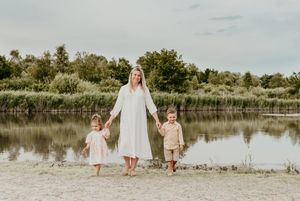 Melissa Stuer Photography Moederschapsfotograaf Moerbeke Oost-Vlaanderen gezin zwangere mama met dochter en zoon aan water strand meer