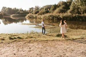 Melissa Stuer Photography Moederschapsfotograaf Moerbeke Oost-Vlaanderen
gezinsfotoshoot buiten aan water fotograaf waasland ouders en zoon