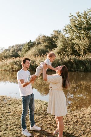 Melissa Stuer Photography Moederschapsfotograaf Moerbeke Oost-Vlaanderen
gezinsfotoshoot buiten aan water mama papa en zoon
