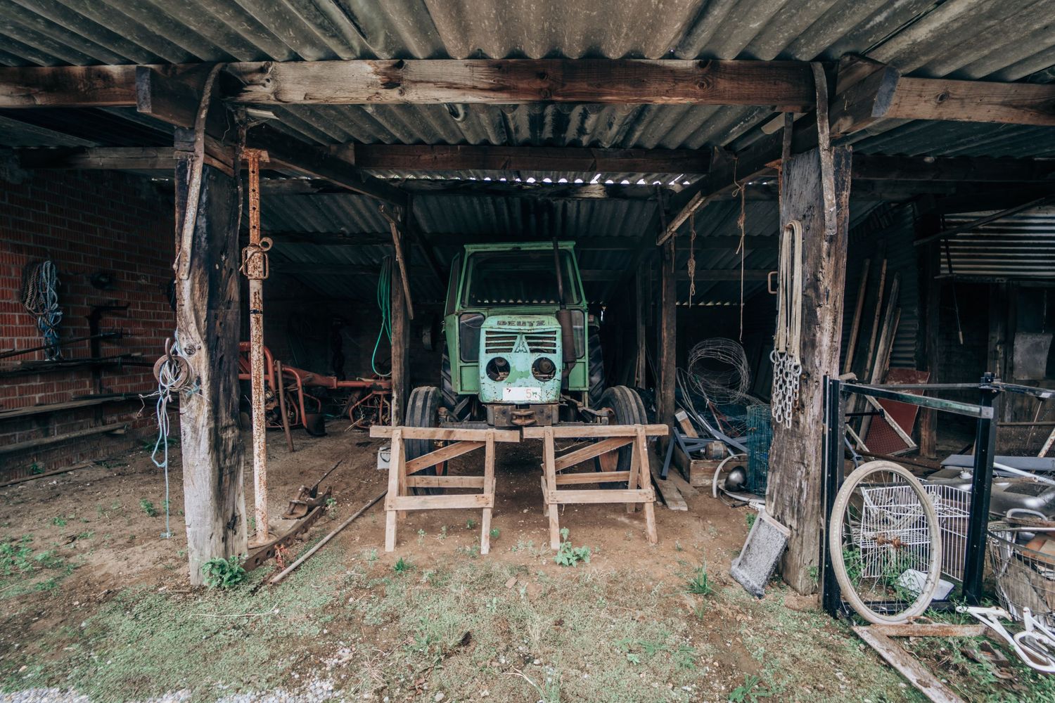 Een oude schuur of garage-interieur voor de opslag van vintage apparatuur en machines.