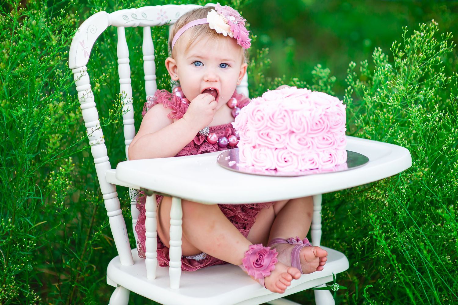 baby girl's first birthday session smash cake outside wooden highchair natural ligjt milestone session Alabama