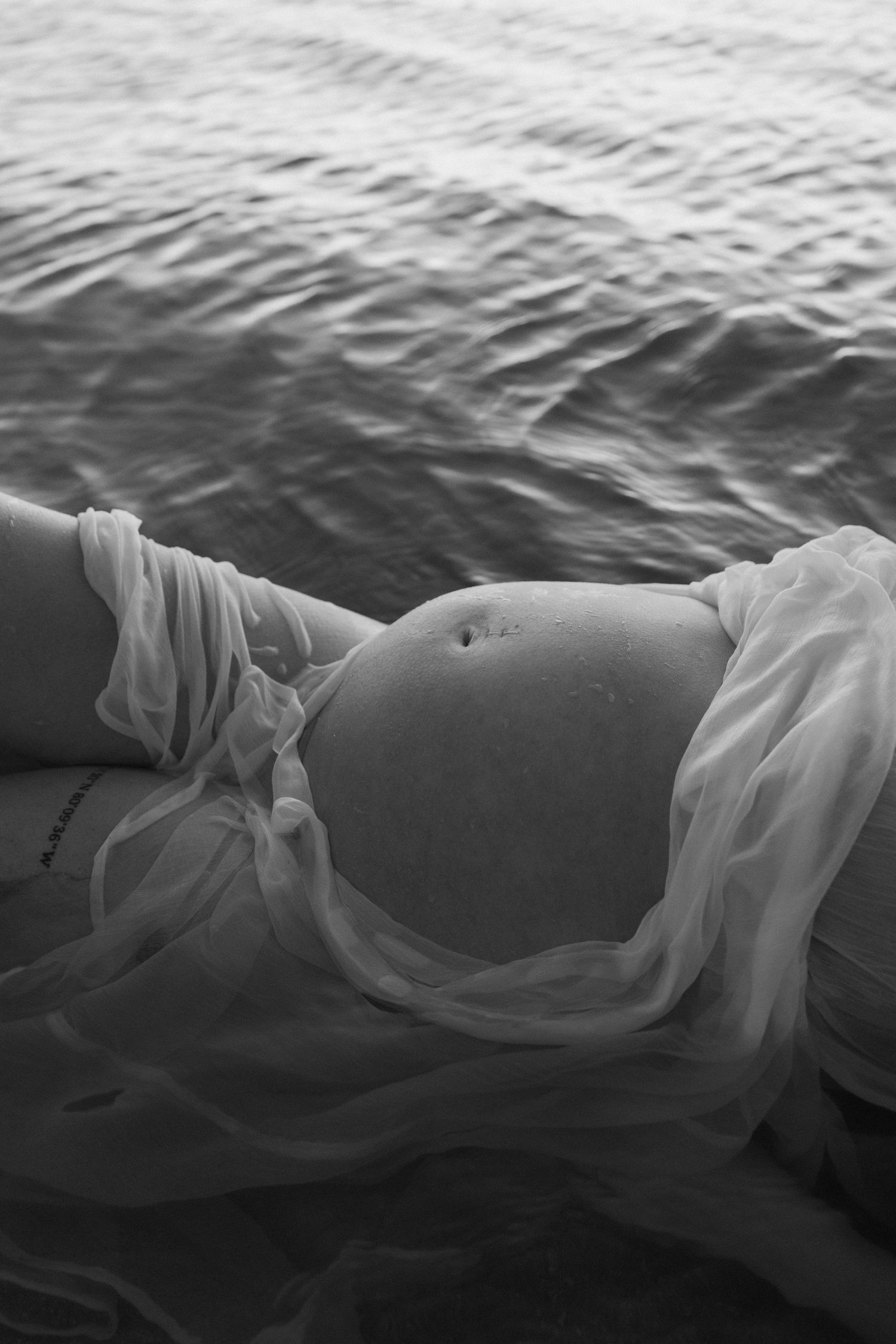 Maternity photoshoot in the water