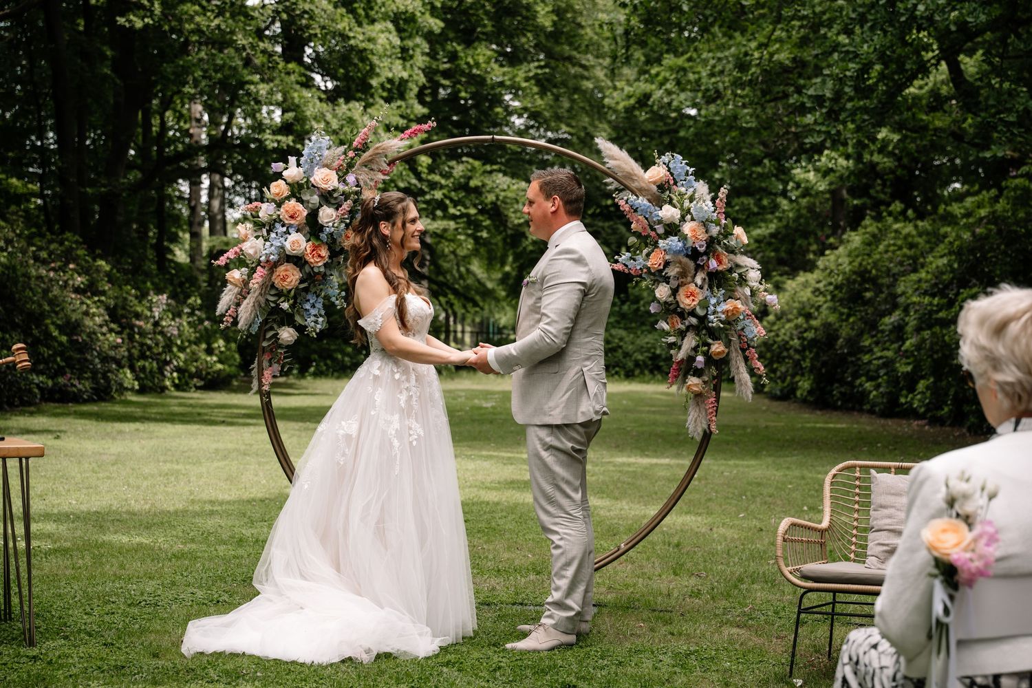 Trouwfotograaf amersfoort, trouwfotografie, trouwfoto, bruidsjurk, verloofd, trouwen, trouwring,
