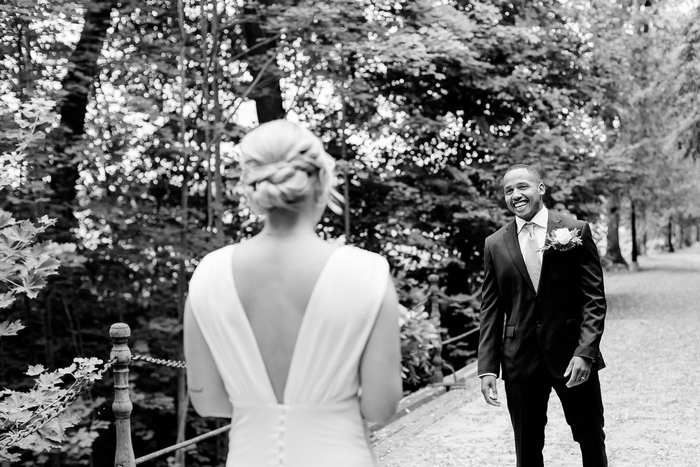 Carl och Mys bröllop i Karlstad. Gamla Wermlandsbanken och Apertin Herrgård. Bröllopsfotograf Rebecca Nordin. first look.