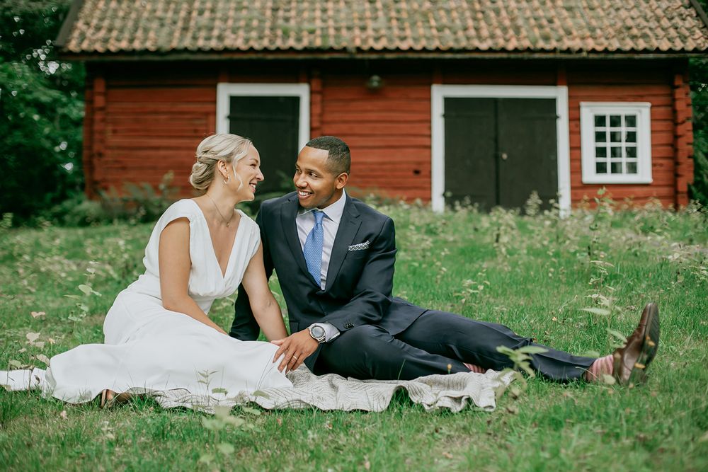 Carl och Mys bröllop i Karlstad. Gamla Wermlandsbanken och Apertin Herrgård. Bröllopsfotograf Rebecca Nordin.