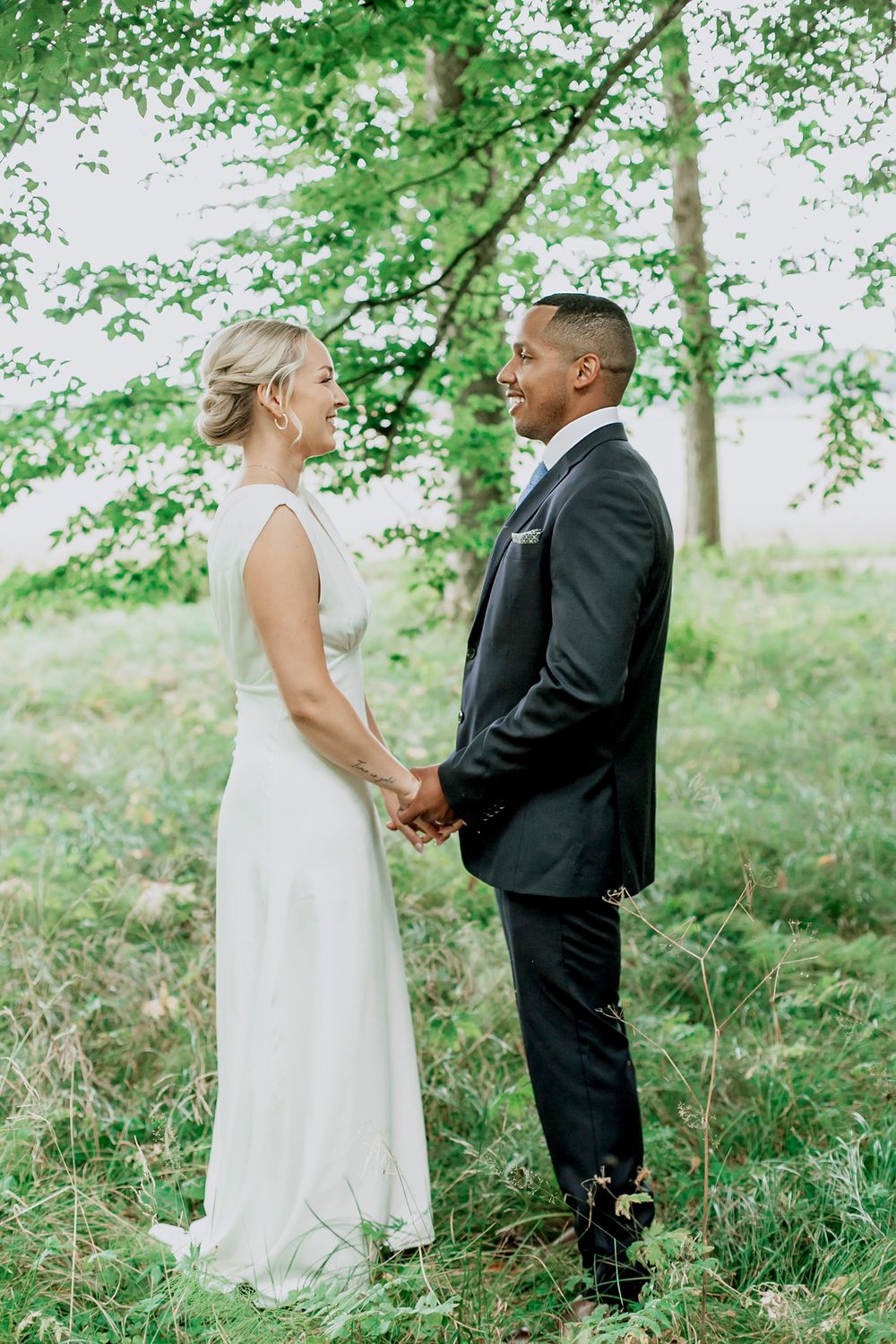 Carl och Mys bröllop i Karlstad. Gamla Wermlandsbanken och Apertin Herrgård. Bröllopsfotograf Rebecca Nordin. porträtt.