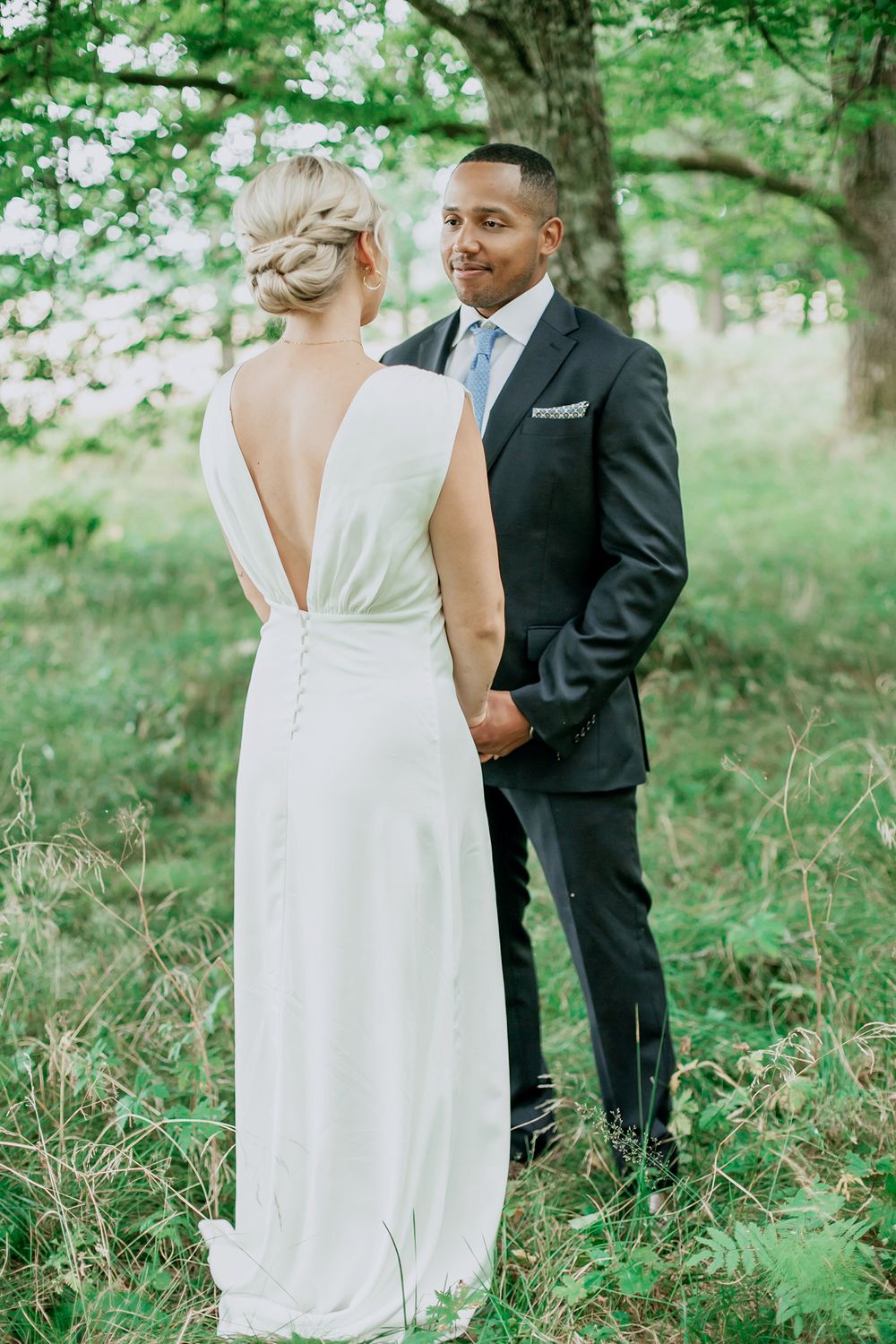 Carl och Mys bröllop i Karlstad. Gamla Wermlandsbanken och Apertin Herrgård. Bröllopsfotograf Rebecca Nordin.