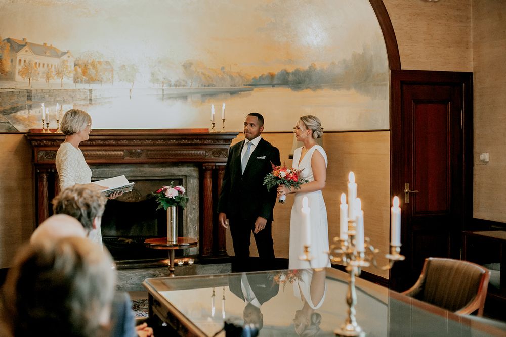 Carl och Mys bröllop i Karlstad. Gamla Wermlandsbanken och Apertin Herrgård. Bröllopsfotograf Rebecca Nordin. vigsel.