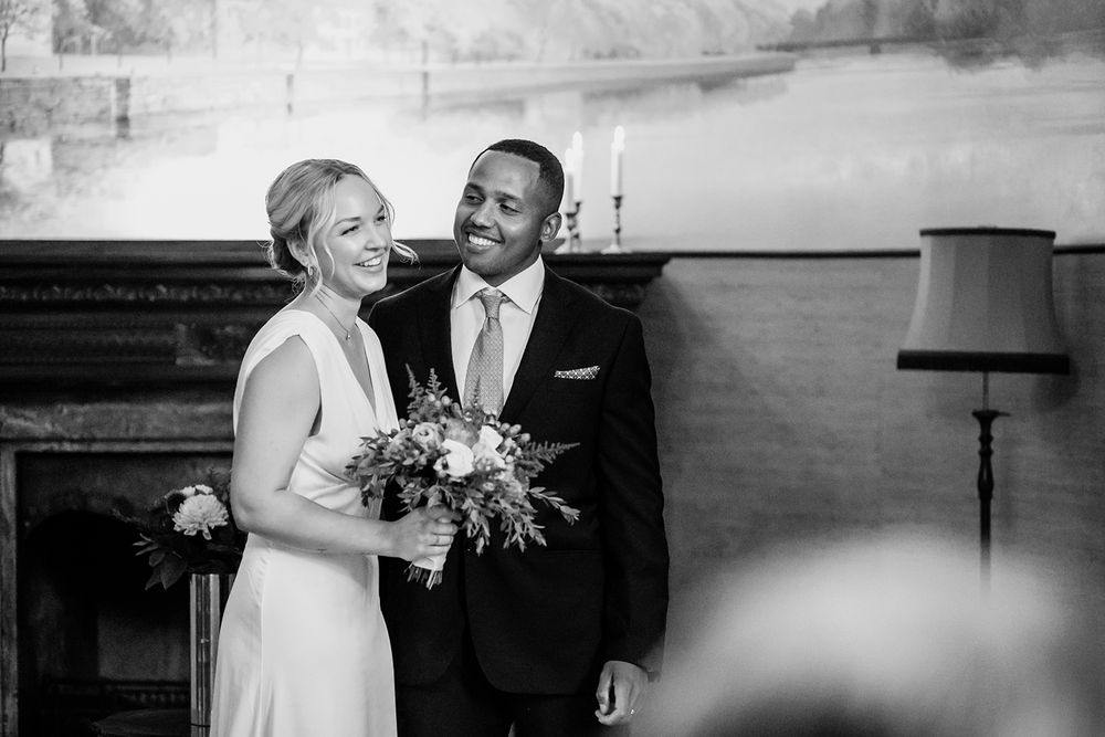 Carl och Mys bröllop i Karlstad. Gamla Wermlandsbanken och Apertin Herrgård. Bröllopsfotograf Rebecca Nordin.