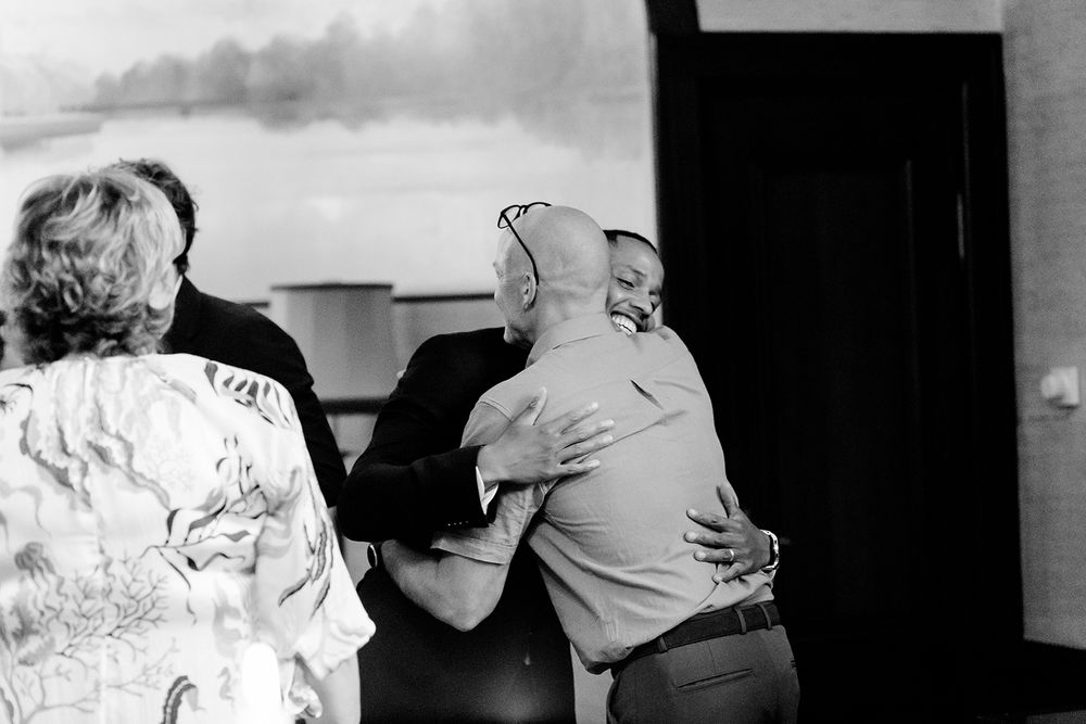 Carl och Mys bröllop i Karlstad. Gamla Wermlandsbanken och Apertin Herrgård. Bröllopsfotograf Rebecca Nordin.