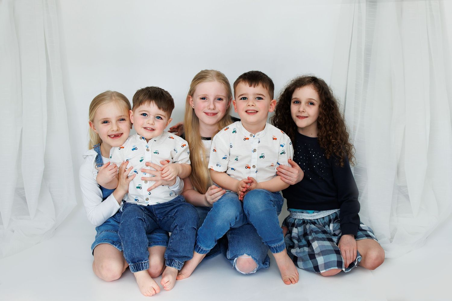 family children sister brother cousin smiles memories Tameside photographer photography