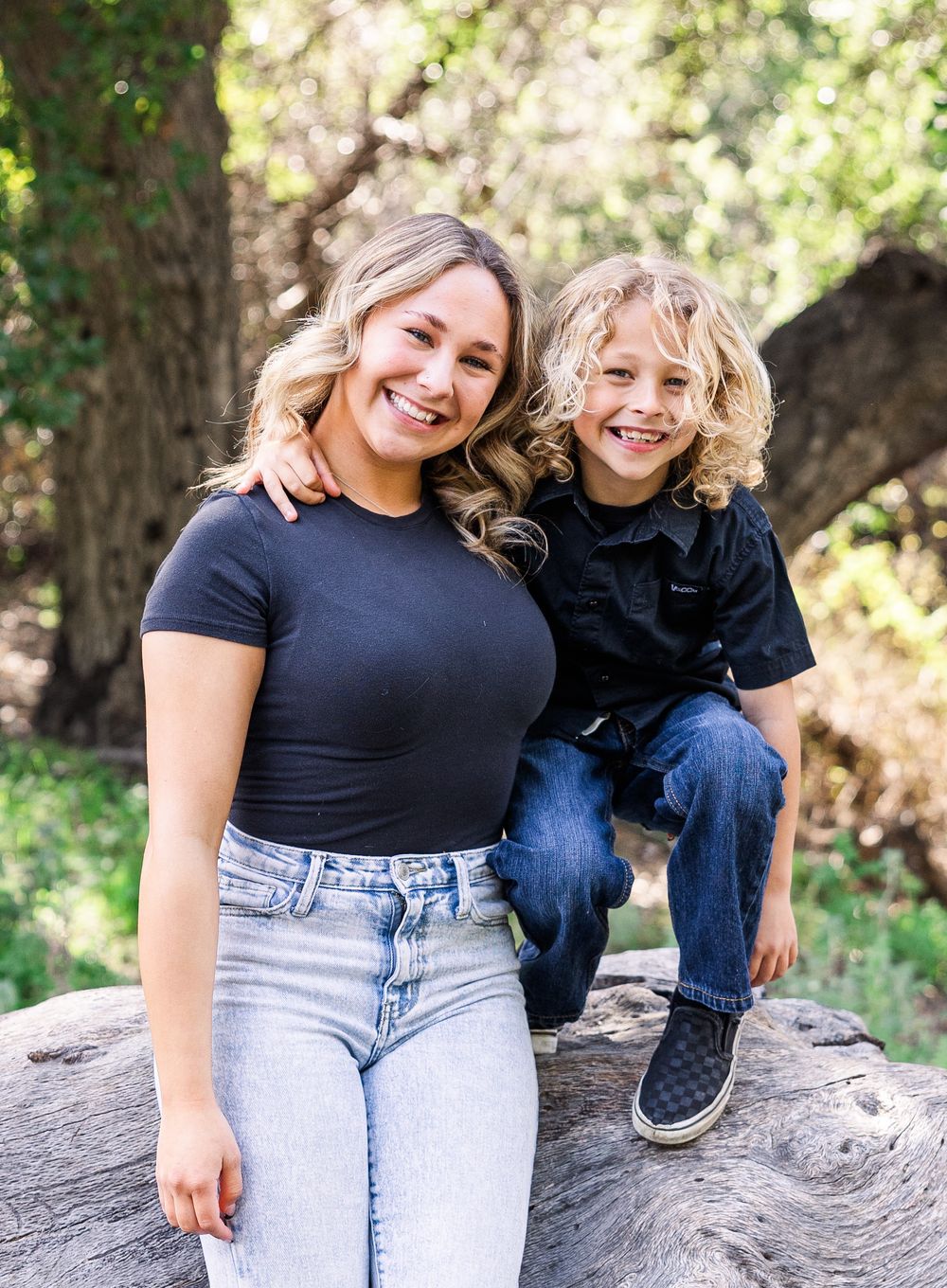Family Photographer in Simi Valley, Natural light photographer, Outdoor photographer in Simi Valley, Fun family photos, capture the momement