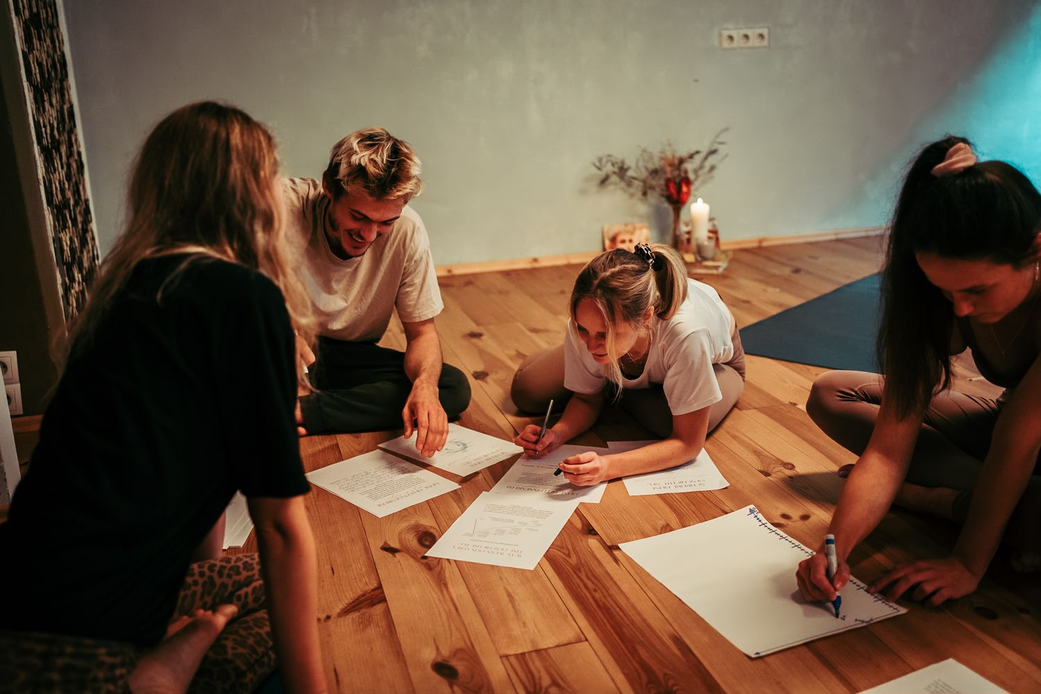 Momentaufnahme einer Gruppentherapie systemische Aufstellung- Businessfotos für Soloselbständige Dienstleisterinnen