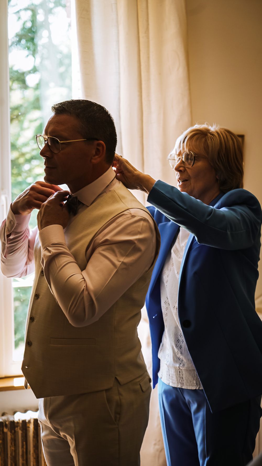 Photo de mariage, préparation du marié, par Chloé Cabanes