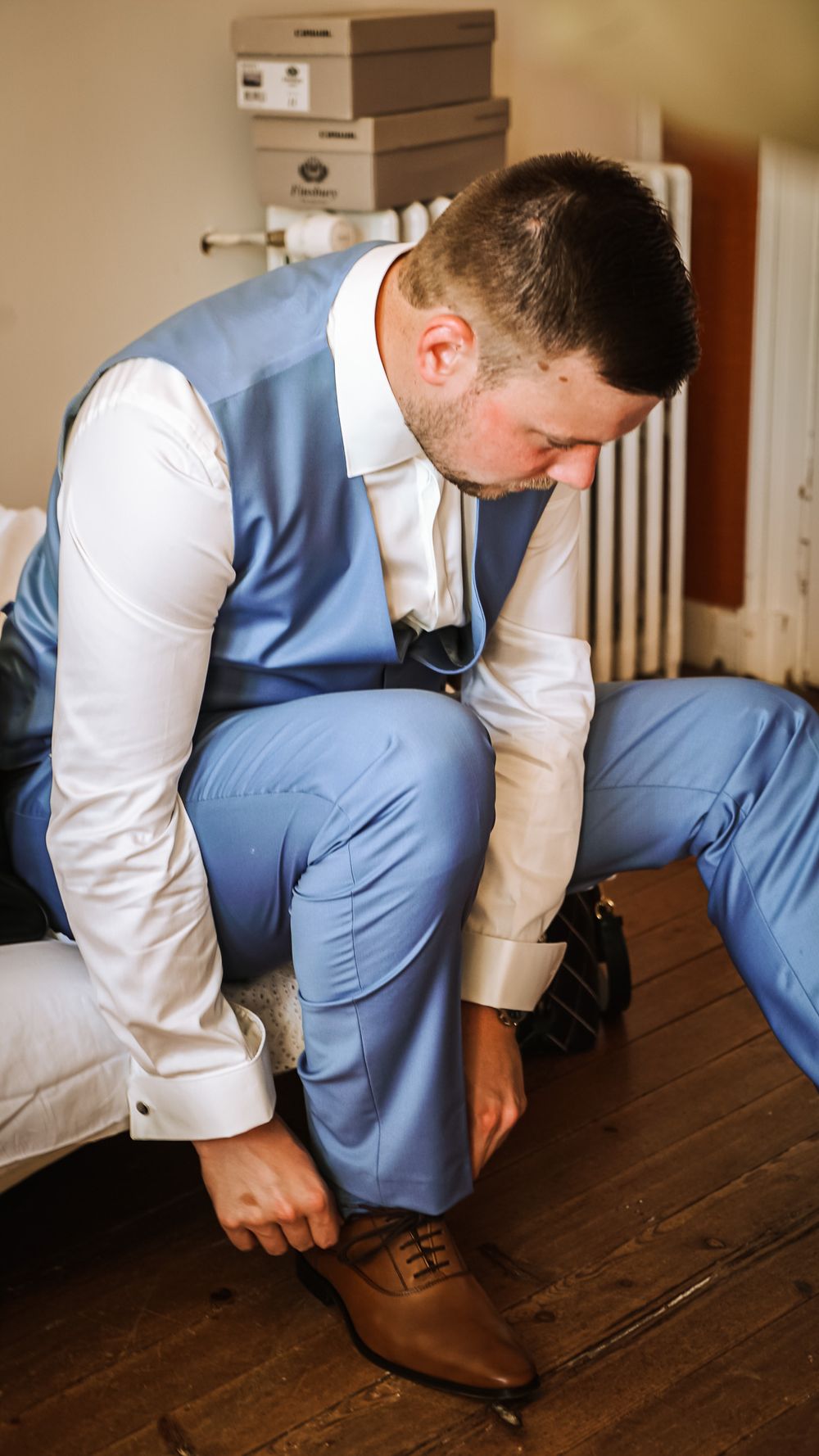 Photo de mariage, préparation du marié, par Chloé Cabanes