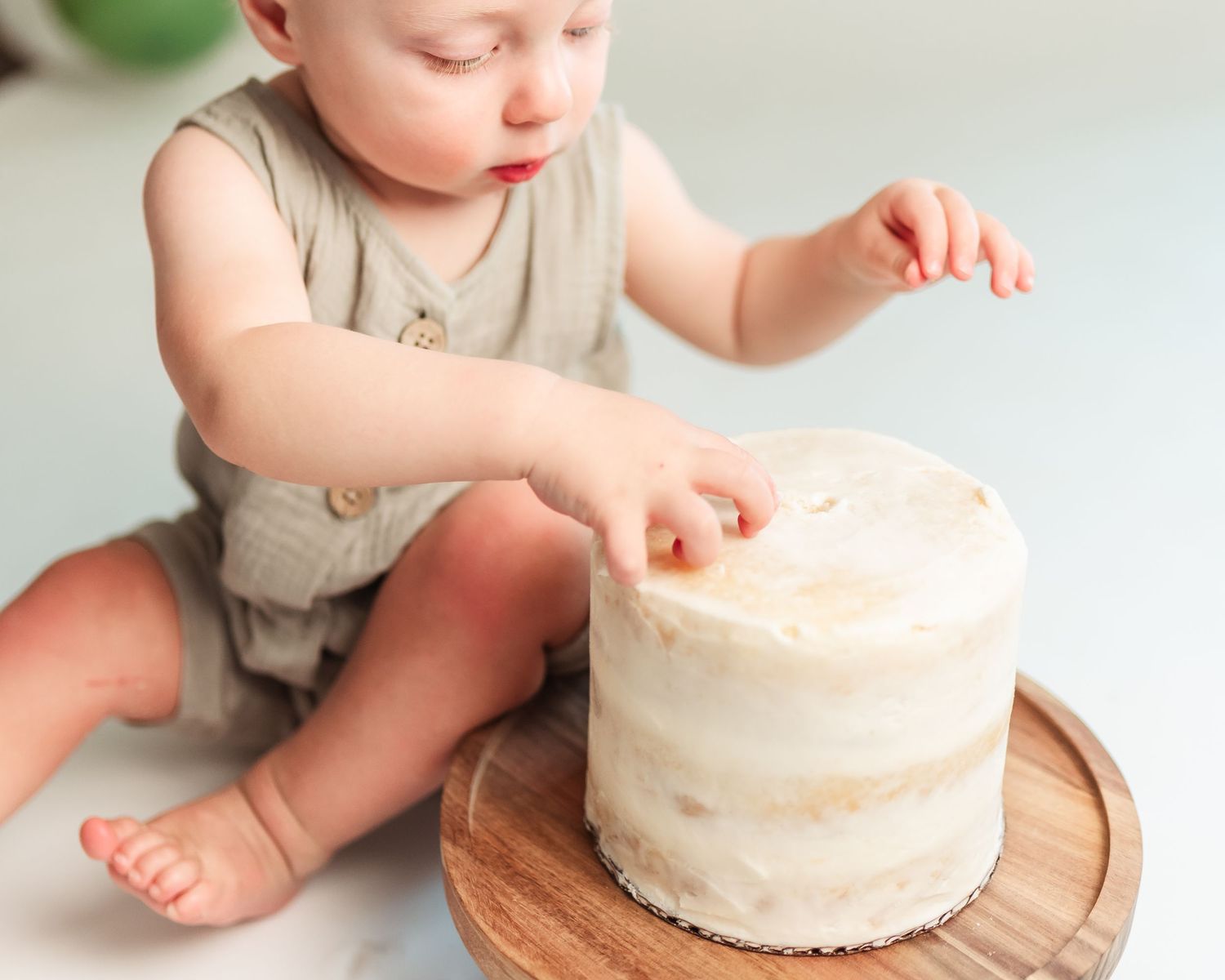 Studio Baby Photographer based in Centennial Colorado. Denver Colorado photographer for maternity, newborn, baby milestones & Family