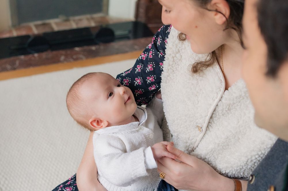 Regard tendre des parents vers leur enfant