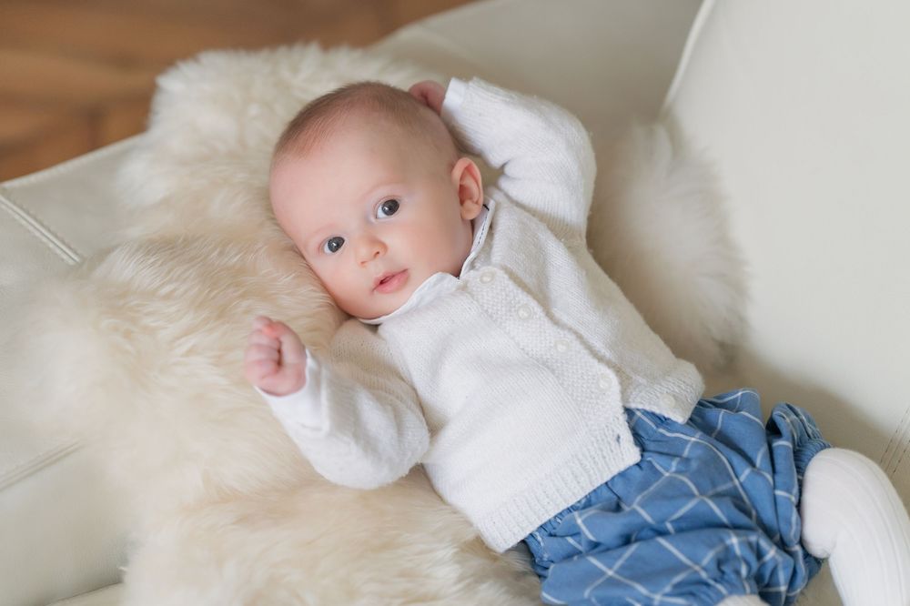 Portrait de bébé pendant une séance lifestyle