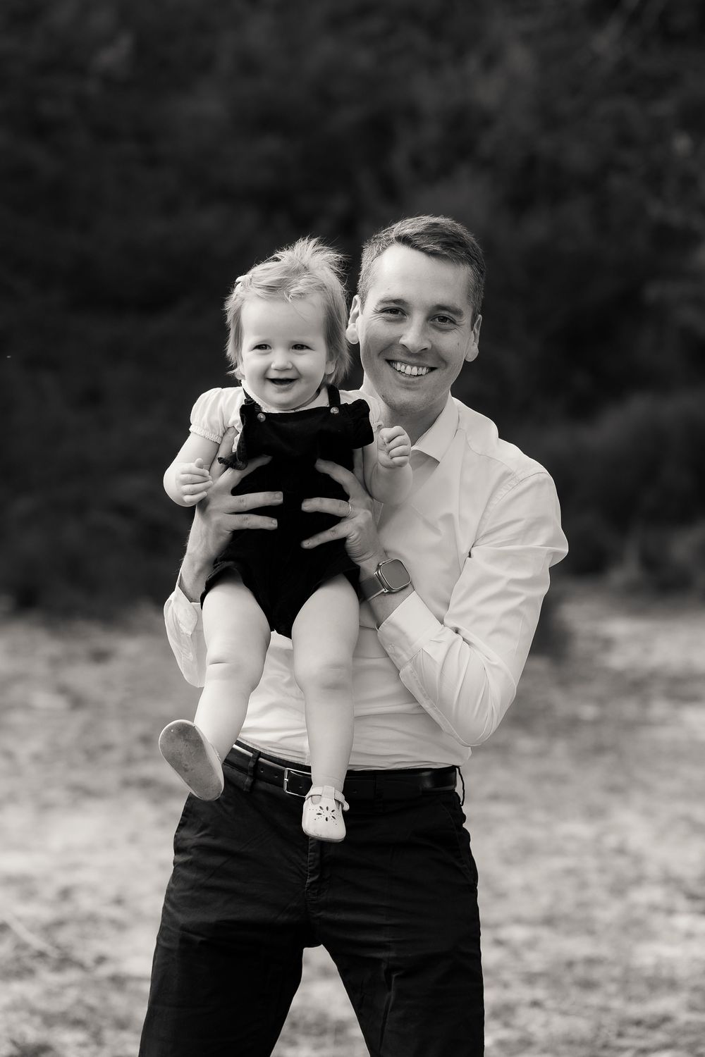 Papa portant sa fille lors d'une séance famille en noir et blanc