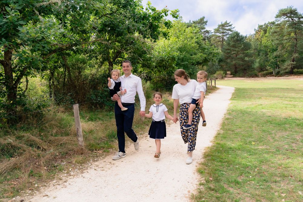 Ballade familial pendant une séance photo famille