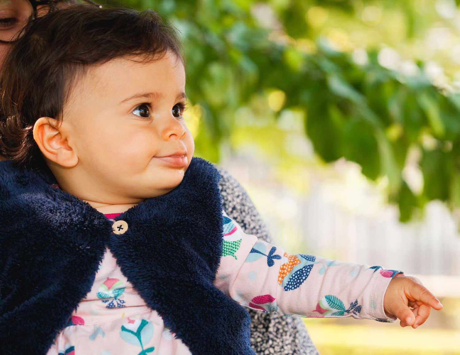 Bébé qui fait des bruits avec sa bouche