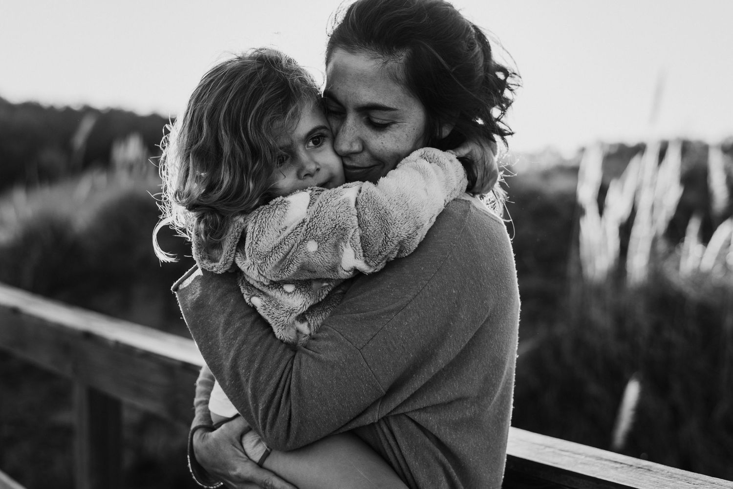 Vale Otero abrazando su hija mayor