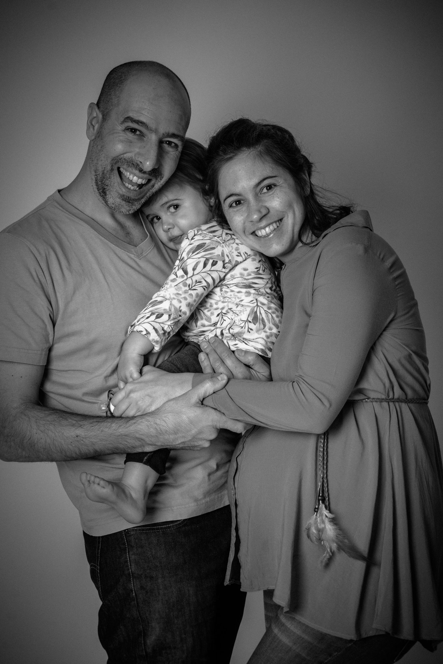 Vale Otero junto a su pareja y su primer hija, embarazada de su segundo hijo, en Tandil