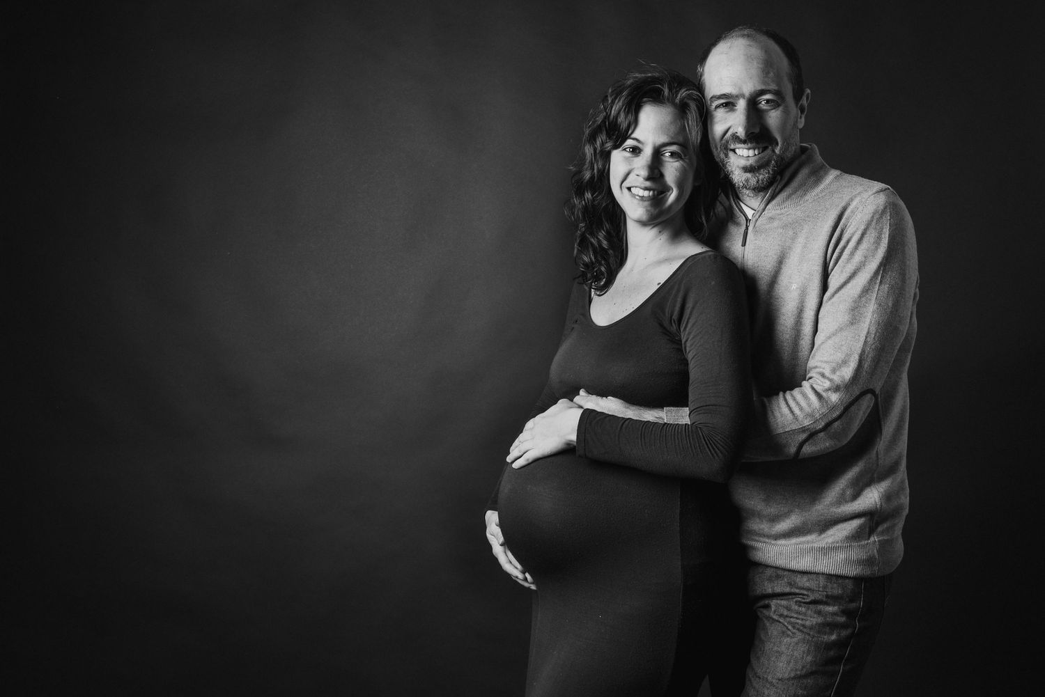 Vale Otero junto a su pareja embarazada de su primera hija, en Tandil