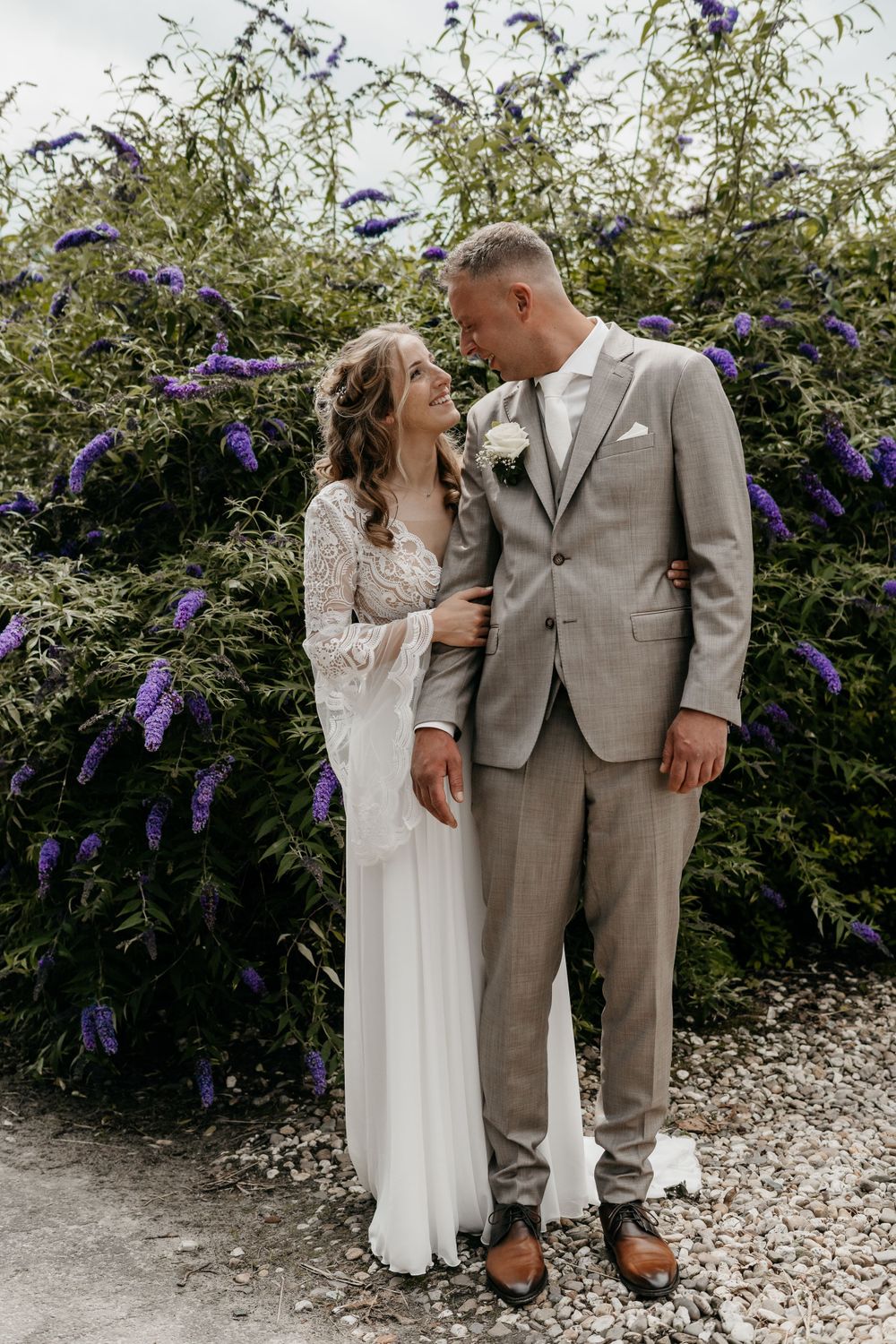 Bruidsfotografie bij iemand thuis.