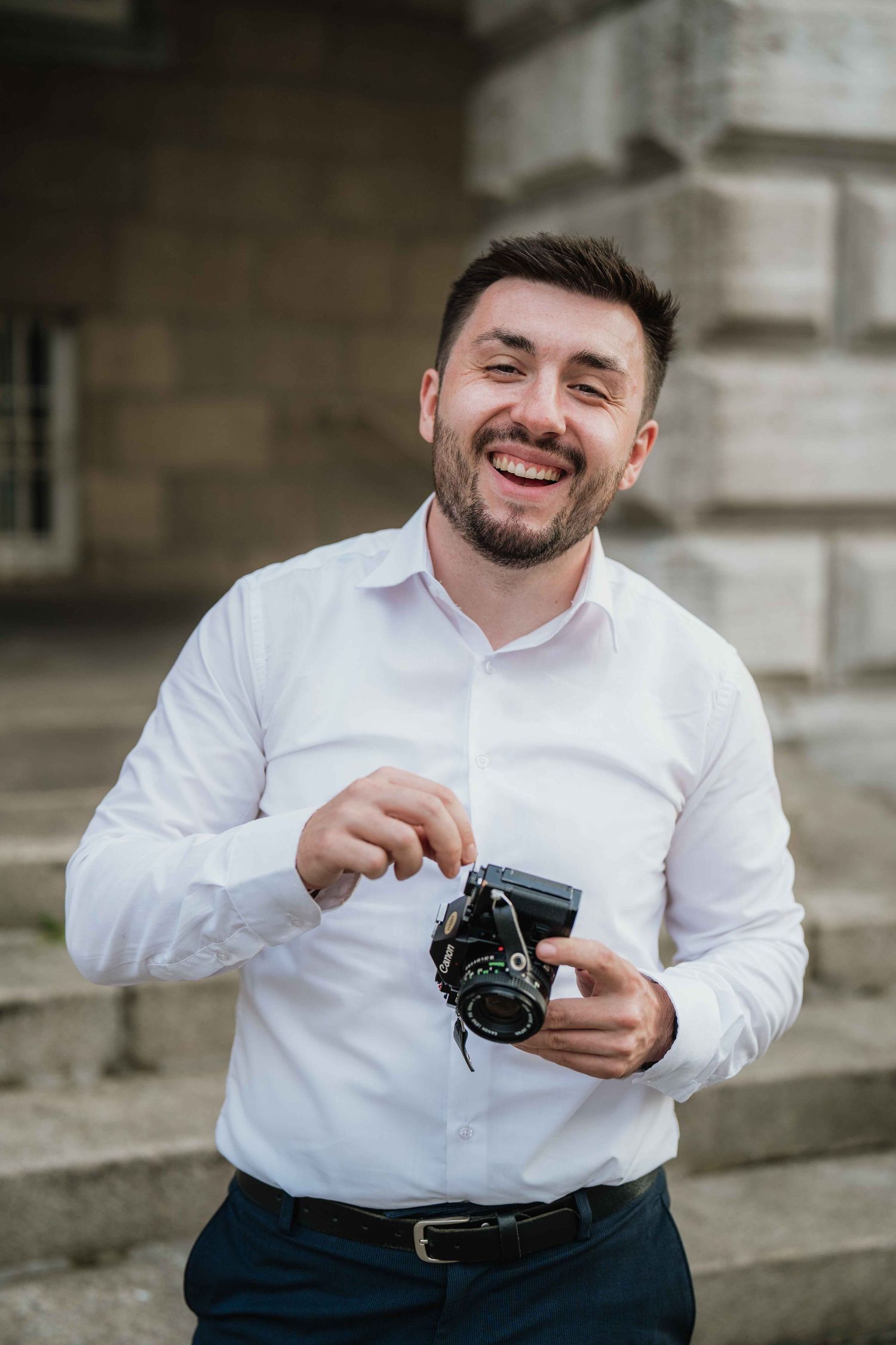 Hochzeitsfotograf Edwin mit Kamera.