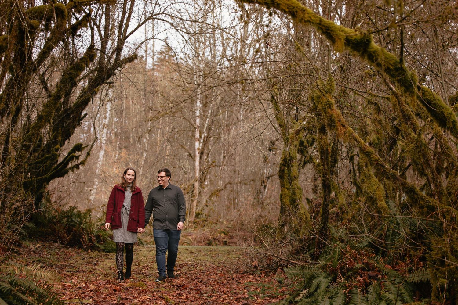 fall, woodsy, happy couple, engagement
