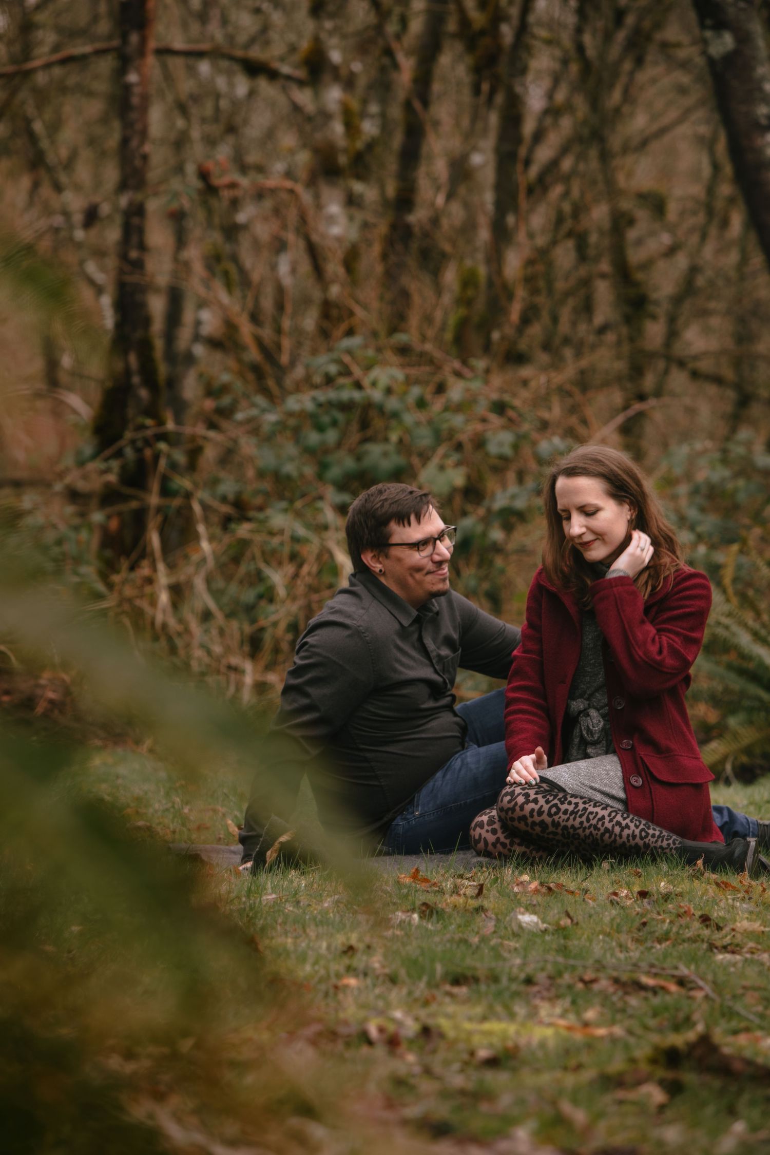 fall, woodsy, happy couple, engagement