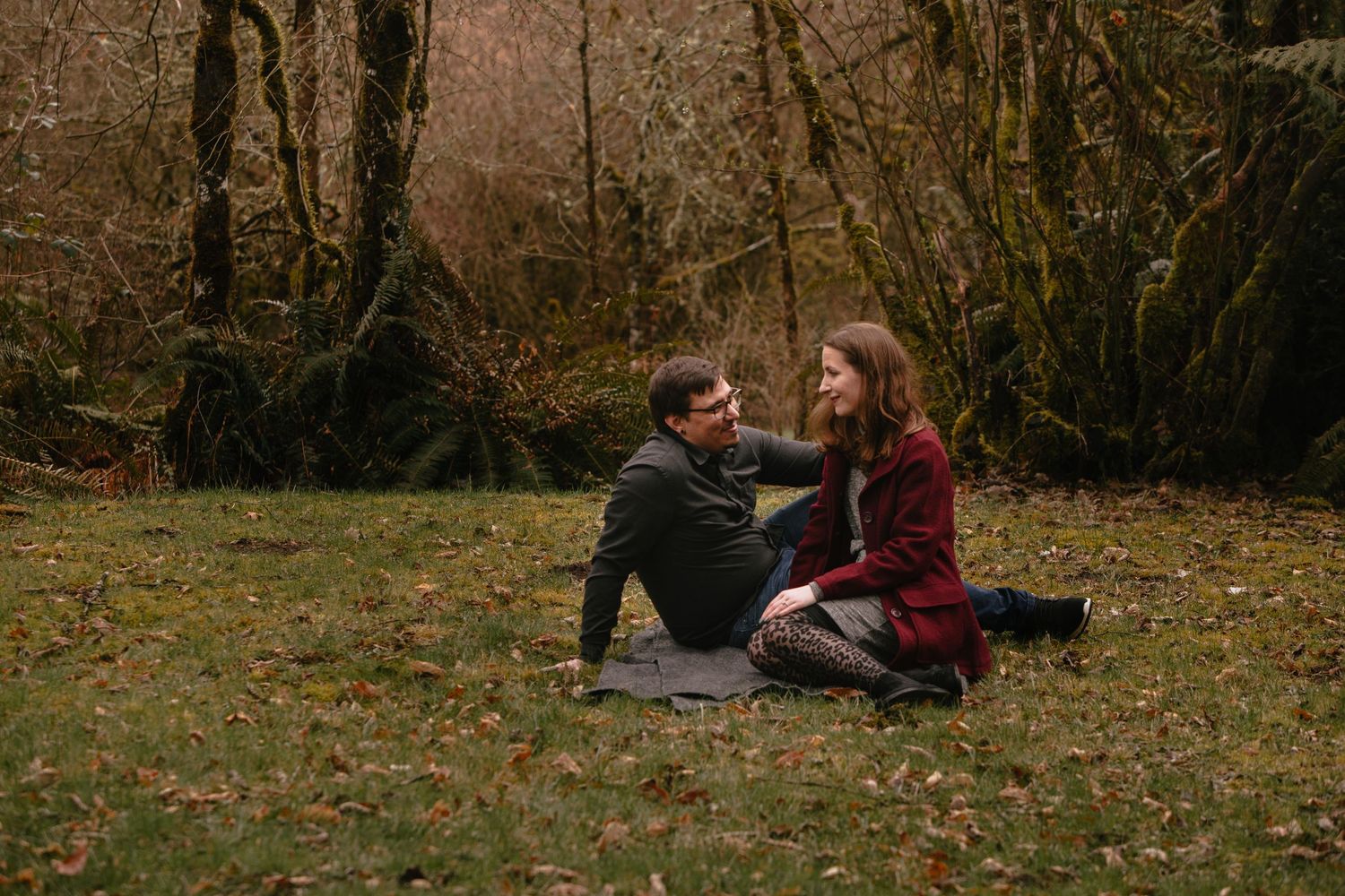 fall, woodsy, happy couple, engagement