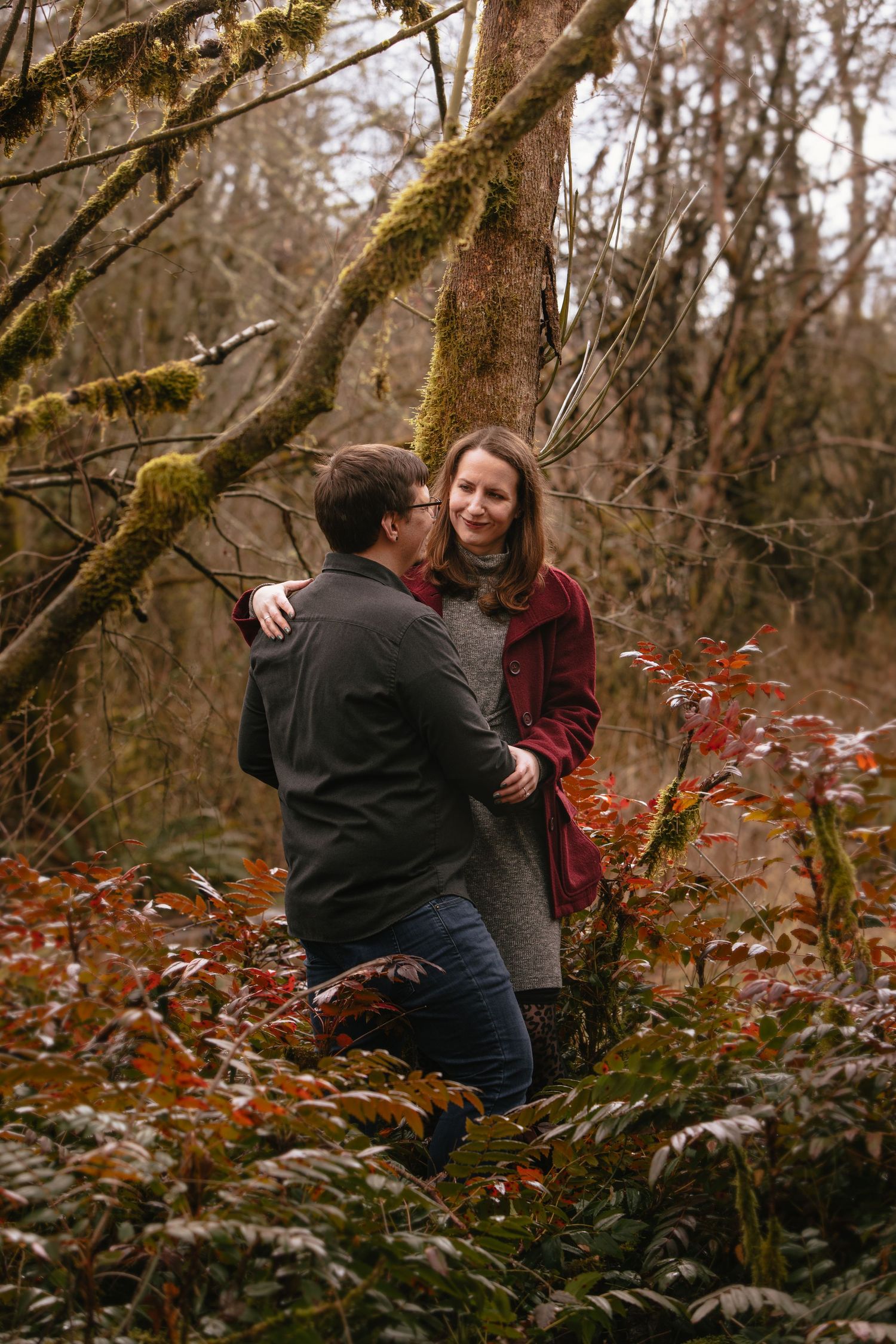 fall, woodsy, happy couple, engagement