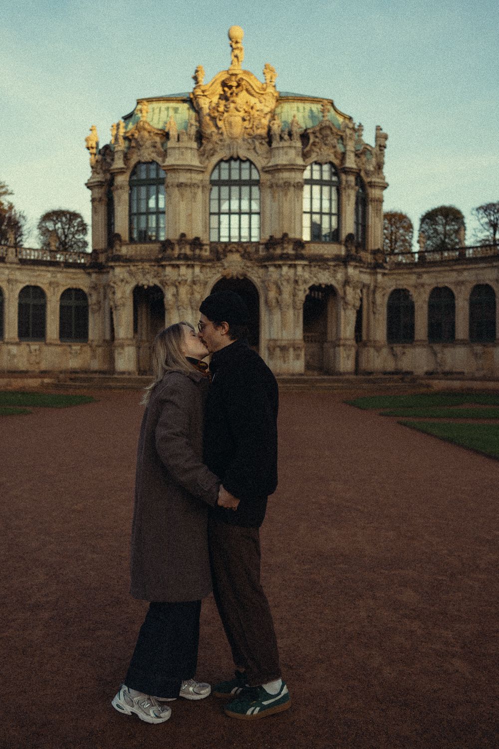 Verliebtes Paar küsst sich romantisch beim Pärchenshooting im Dresdner Zwinger