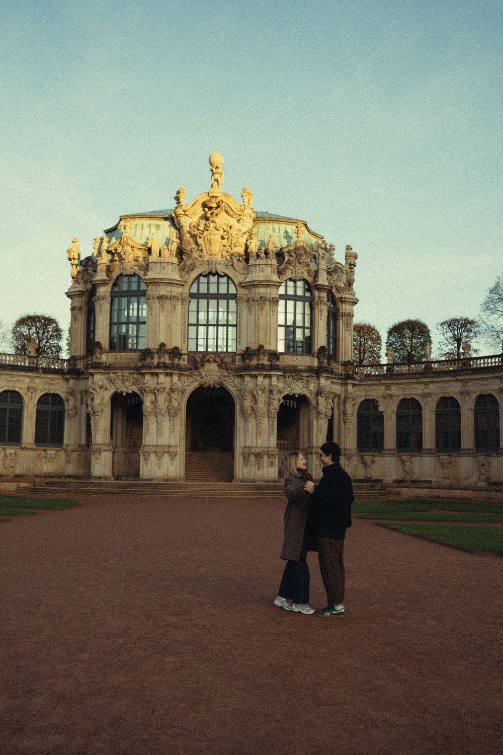 Lebhaftes Pärchenshooting Dresden - Paar tanzt vor dem Zwinger