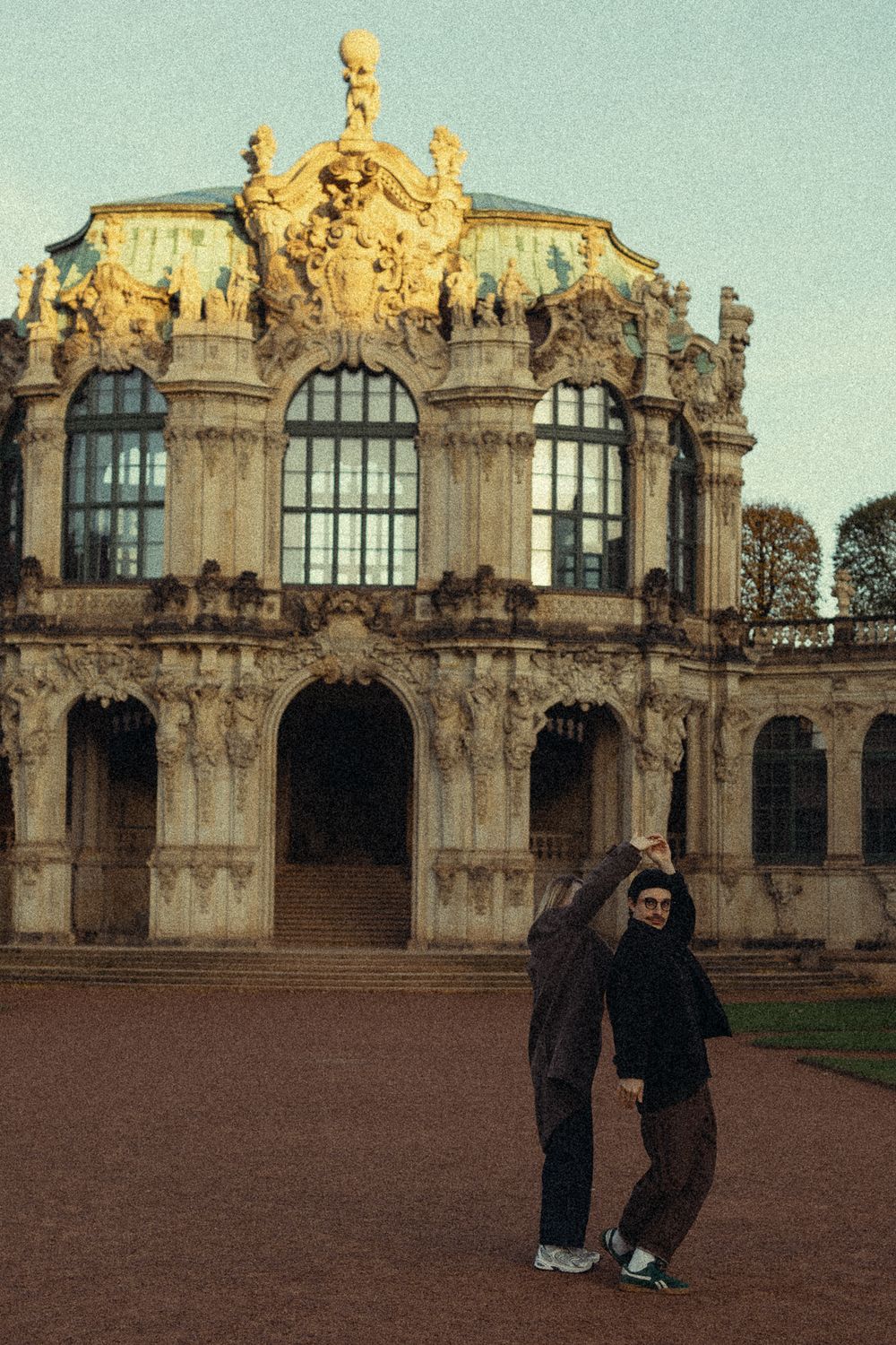 Lustiges Paarshooting im Dresdner Zwinger - Frau dreht Mann im Kreis umher